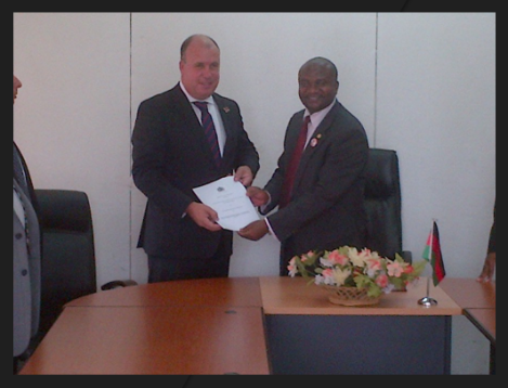 Malawi’s Minister for Energy, Ibrahim Matola, and IEC Executive Director and CFO Jonathan Warrand at the MOU signing ceremony on 15 March 2013 (Intra Energy)